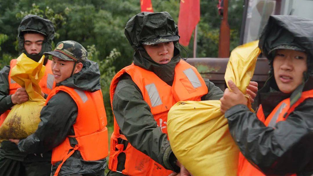 美国圣哈辛托河遭强降雨袭击9人获救尚无人员伤亡