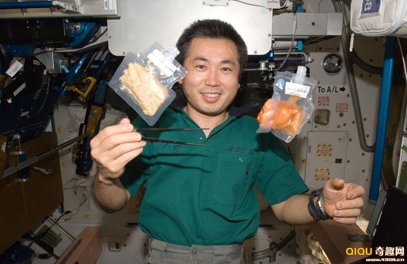 站着粘脚摸着粘手成捆的食品原材料在地上随意丢弃