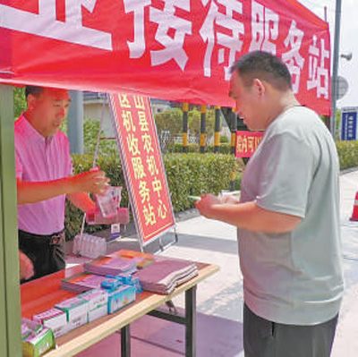 山东农机手韩宝鹏跨区机收，在确山领取三夏礼包