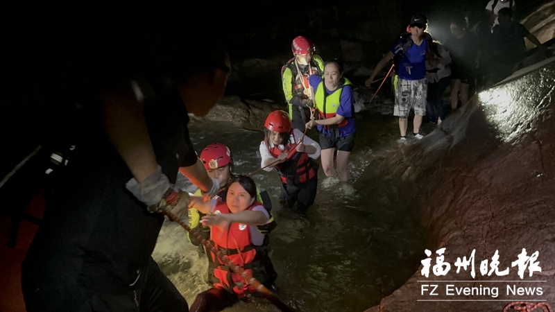 22名驴友遇暴雨夜困永泰深山