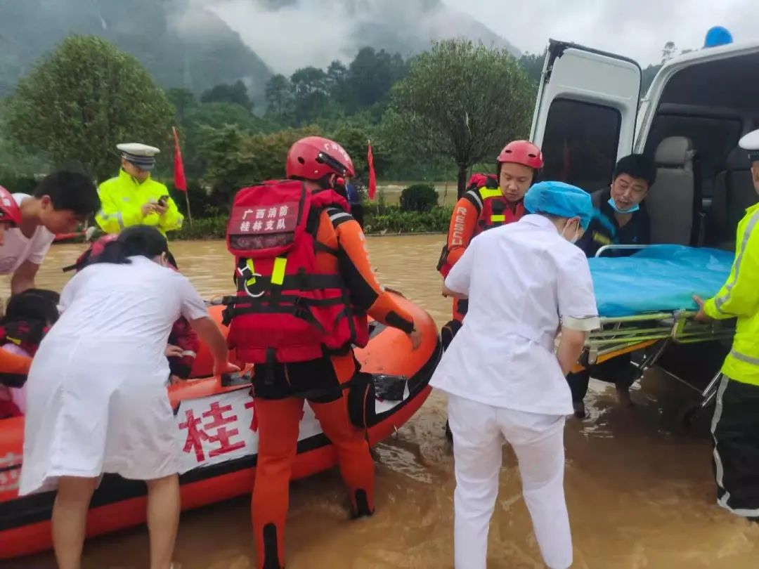 梅州公安全力救援受灾地区，转移被困群众守护平安(图2)